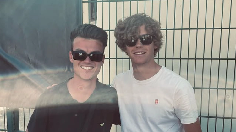 tobias-tappeiner-con-jannik-sinner-nel-2022[1]