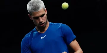 Alcaraz debutta a Tokyo tra polemiche e paura in campo: la risposta su Sinner e l’infortunio alla caviglia